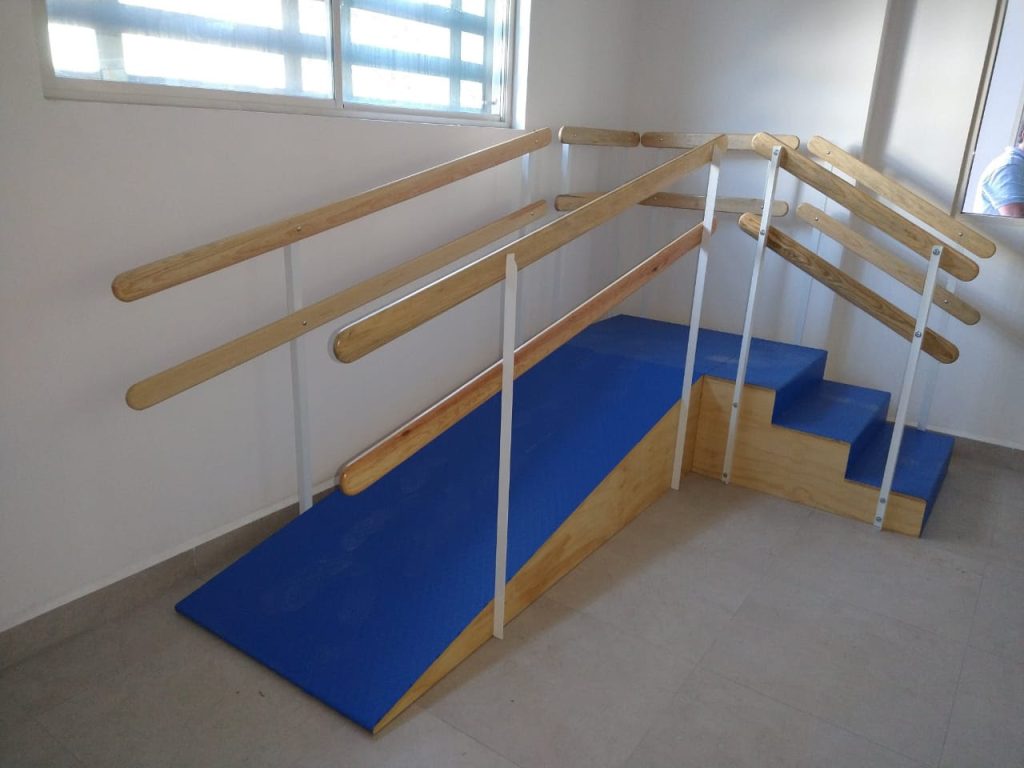 KZ6007 ESCALERA TERAPEUTICA CON RAMPA